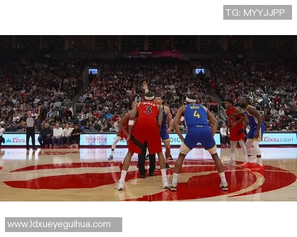 猛龙与勇士激战正酣NBA赛场上演精彩对决引发球迷热议