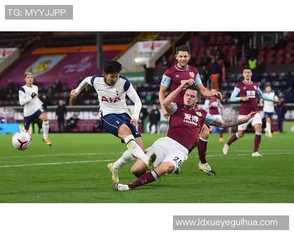 西布朗主场迎战莱斯特城双方争夺英超关键三分之战